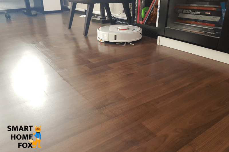 Roborock S7 моет пол в кабинете